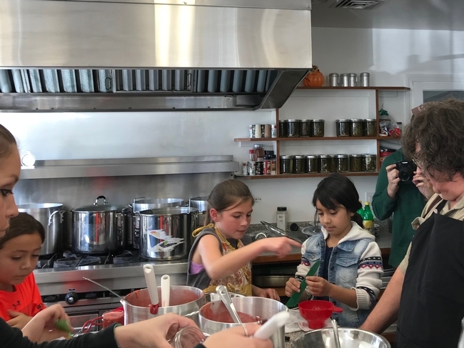 Tanto adultos como jóvenes aprenden a preparar mermelada de fresa. (Fotografía: Barbara Goldberg)