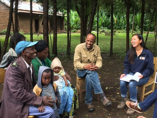 De derecha a izquierda, Lauren Howe de UC Davis y Tesfaye Kassa de SACE entrevistan a granjeros sobre cómo manejan actualmente los cultivos de camotes en sus granjas.