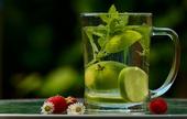 Agua con infusión de frutas es un refrescante substituto de las gaseosas azucaradas.