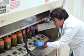 El doctor Pramod Pandey, profesor y especialista de extensión cooperativa de la Facultad Veterinaria de UC Davis, conduce experimentos sobre cómo capturar el biogás.