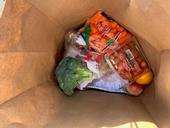 La distribución semanal de alimentos por El Distrito Escolar Unificado de North Monterey les permite ofrecer comidas nutritivas a sus estudiantes y jóvenes de sus comunidades durante el cierre de escuelas.
