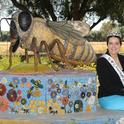 La reina nacional de las abejas de miel Teresa Bryson en el Refugio de Abejas de Miel Haagen-Dazs en UC Davis. La escultura es de la artista de Davis, Donna Billick. (Foto por Kathy Keatley