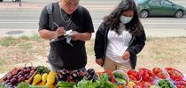 Jóvenes de San Diego ofrecen alimentos a sus comunidades a través de un puesto del huerto juvenil Segunda Oportunidad. Fotografías por Diego Lynch for Blog de Alimentos Blog