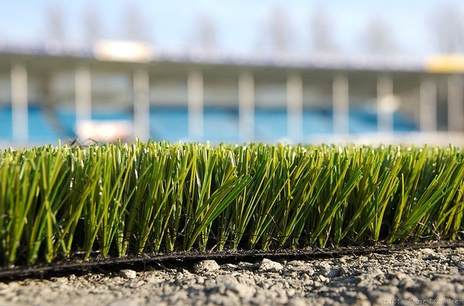 Artificial turf doesn't have the cooling effect of a living lawn. (Photo: Bitjungle)