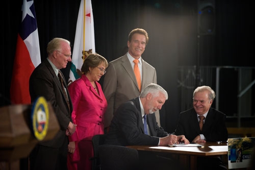 Neal Van Alfen signs ag research agreement with Chilean and California leaders.