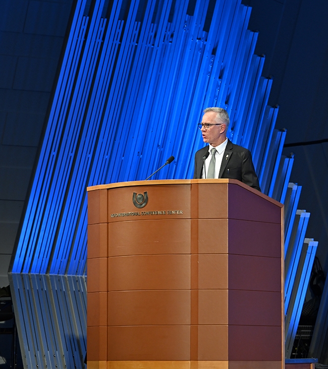 UC Davis distinguished professor Walter Leal at the podium of ICE2024, delivering a substitute lecture when May Berenbaum was unable to attend.