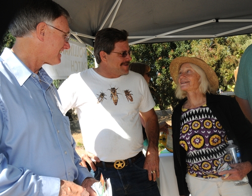 EXTENSION APICULTURIST Eric Mussen (left) discusses honey bee health with Brian Fishback, president of the Sacramento Area Beekeepers Association and Annie Bisbee of Concord, a three-year beekeeper who maintains five hives. (Photo by Kathy Keatley Garvey)