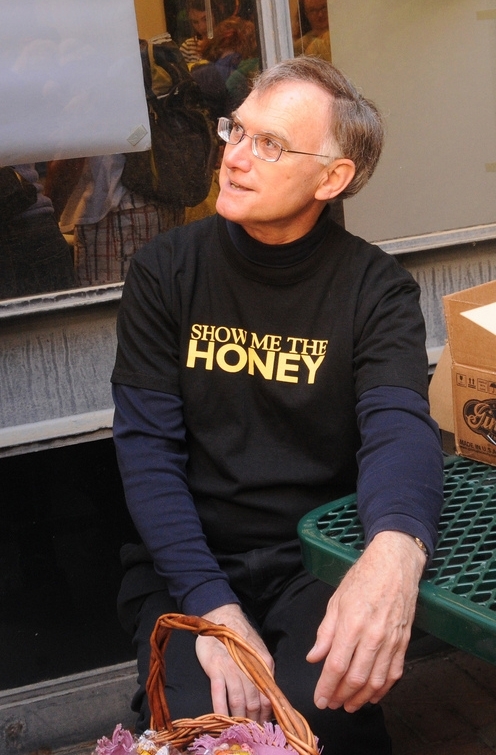 The late Eric Mussen, shown here at a UC Davis Picnic Day, favored starthistle honey. (Photo by Kathy Keatley Garvey)