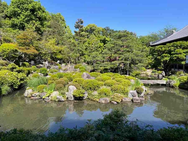 The island at Toji-in, Kyoto, recalls the legendary land of immortals in Chinese antiquity. J.C. Lawrence