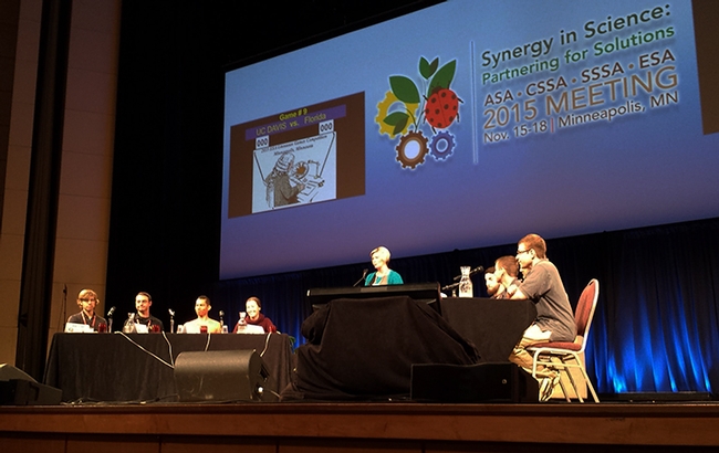 This was the scene at the ESA Linnaean Games National Championship. UC Davis team is on the left, and the University of Florida, at right. In the center is Gamesmaster Deane Jorgenson. (Photo by Mohammad-Amir Aghae)