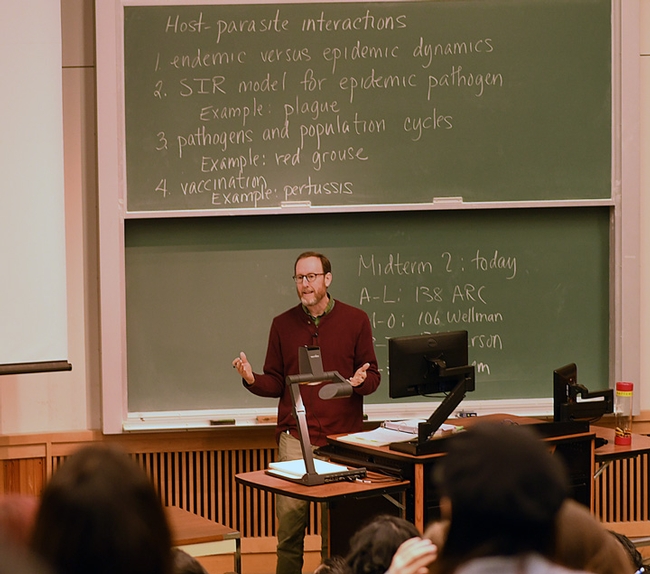 UC Davis Professor Jay Rosenheim teaching a class in the Lab Sciences Building. (Photo by Kathy Keatley Garvey)