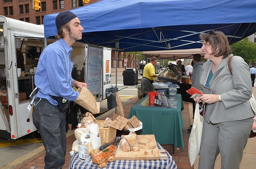 Consumers can connect with food producers at farmers markets. (Photo: USDA)