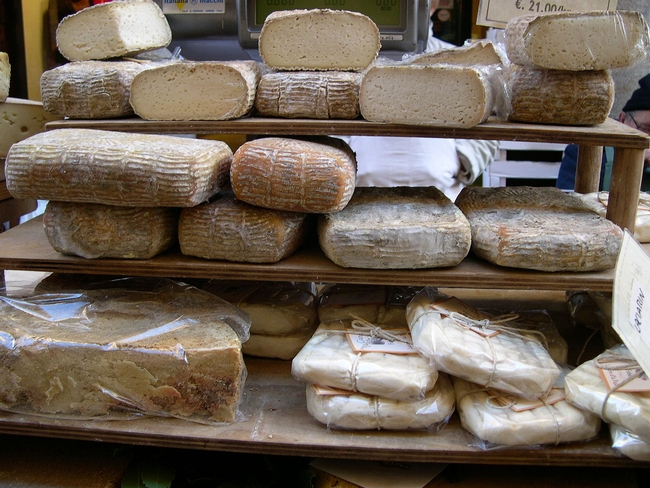 Marking artisan cheese is a value-added option for California dairies. (Photo: Wikimedia Commons)