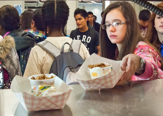 Eating lunch at school helps students make better food choices. (Photo: USDA)