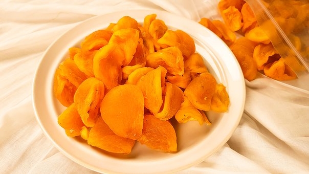 Dried persimmon slices