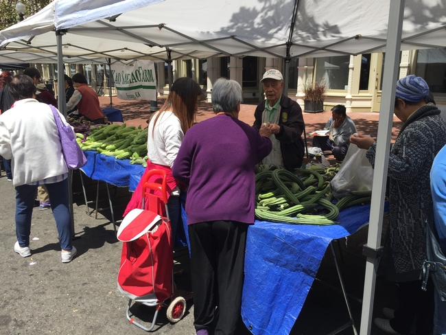 To help farmers establish connections with restaurants and produce sellers, Catherine Brinkley, director of UC Davis Center for Regional Change, has created online resources for markets and farmers to identify opportunities to build relationships. Shoppers browse a farmers market in Oakland in 2017.