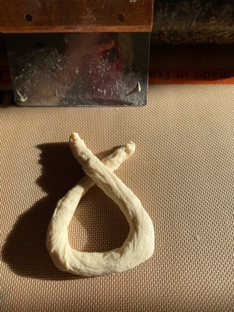 Shaped dough rope with a single twist