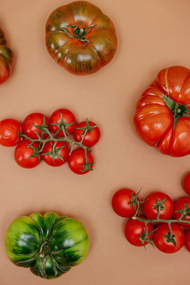 Small and large tomatoes. (pexels.com)