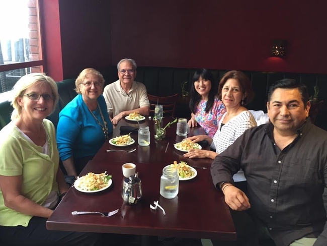 De izquierda a derecha aparecen Jeannette Warnert, Lisa Rawleigh, Alberto Hauffen, Pam Kan-Rice, Norma de la Vega y Ricardo Vela durante el almuerzo de bienvenida para Ricardo, el actual administrador del programa NOS (2017).
