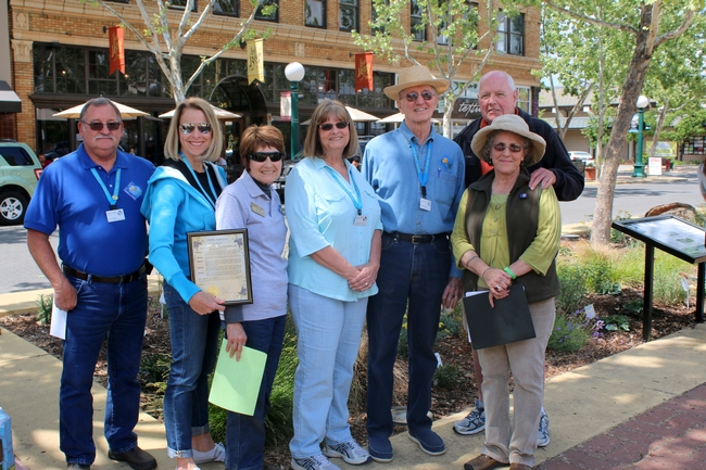 UC Master Gardener volunteers that were part of a river-friendly garden project in Lodi, Ca. pictured from left to right: Curt Juran, Anita Herman, Sharon McDonnell, Kathy Grant. and Lodi Mayor, Bob Johnson.