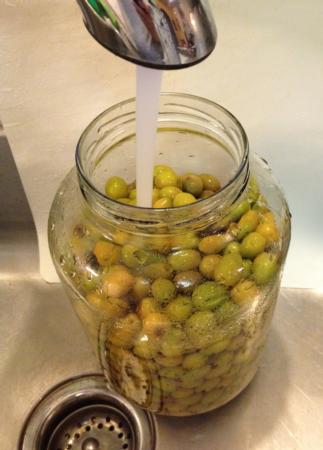 Lye curing olives - soaking in fresh water