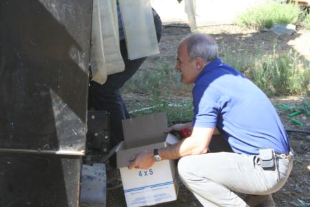 Experimental olive harvest: Jose catching a sample from the transport belt