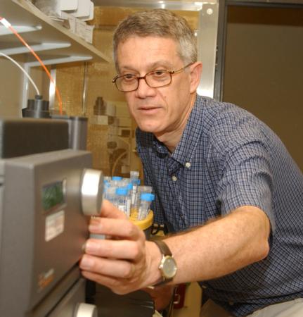 Walter Leal in lab