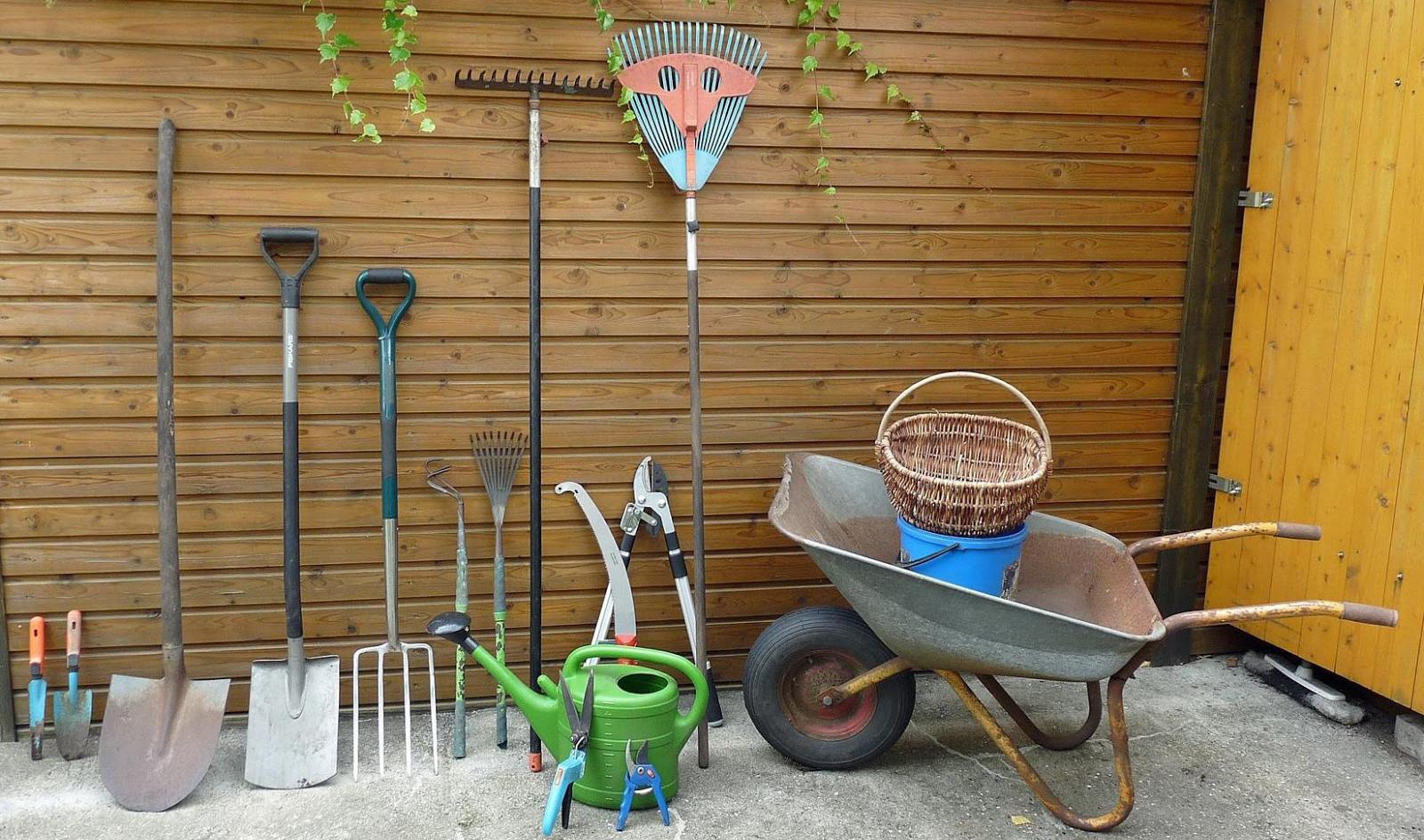 Gardening tools and equipment Photo: Das Ant