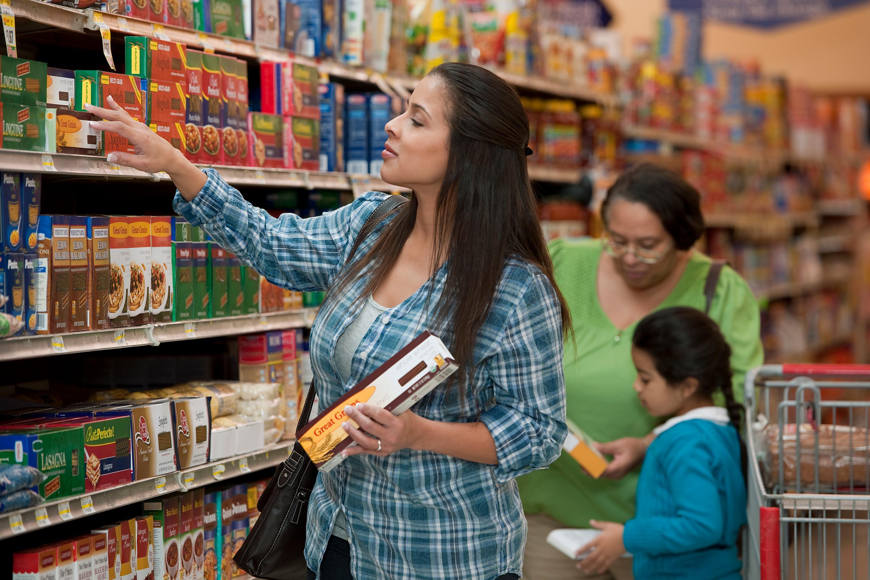 Imagen de una familia haciendo compras en un supermercado.