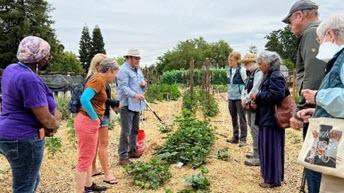 Photo by Terri Takusagawa. CE Workshop at Our Garden with Steve Griffin teaching Irrigation.