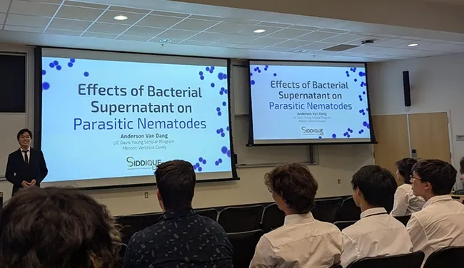 Anderson Van Dang presented his research, "Effects of Bacteria Supernatant on Parasitic Nematodes." (Photo by Ching-Jung Lin)