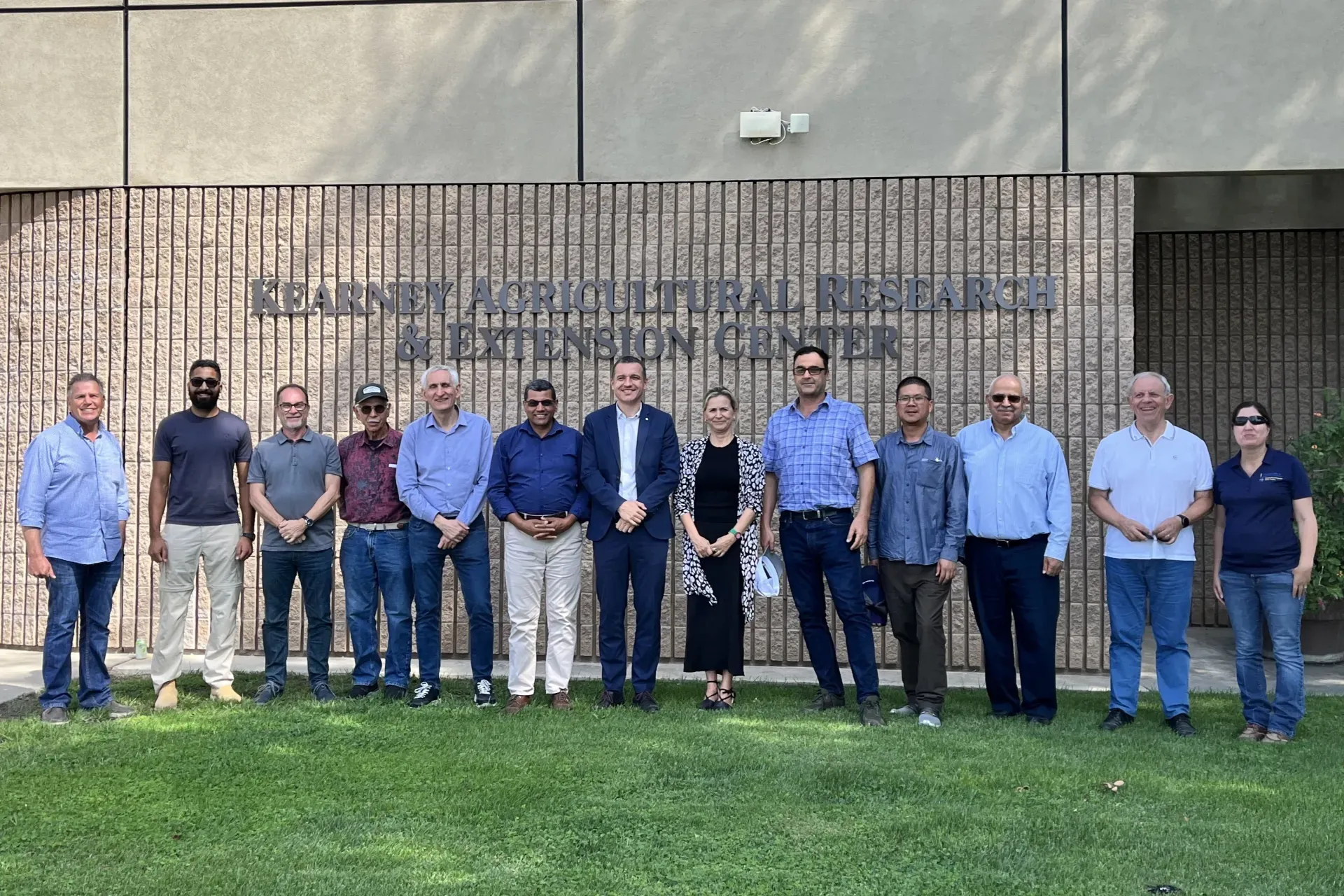 Catalan and ANR scientists pose under the Kearney sign