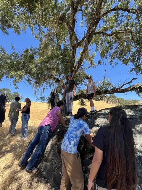 Los jóvenes tribales participantes visitan el sitio arqueológico Pomo 