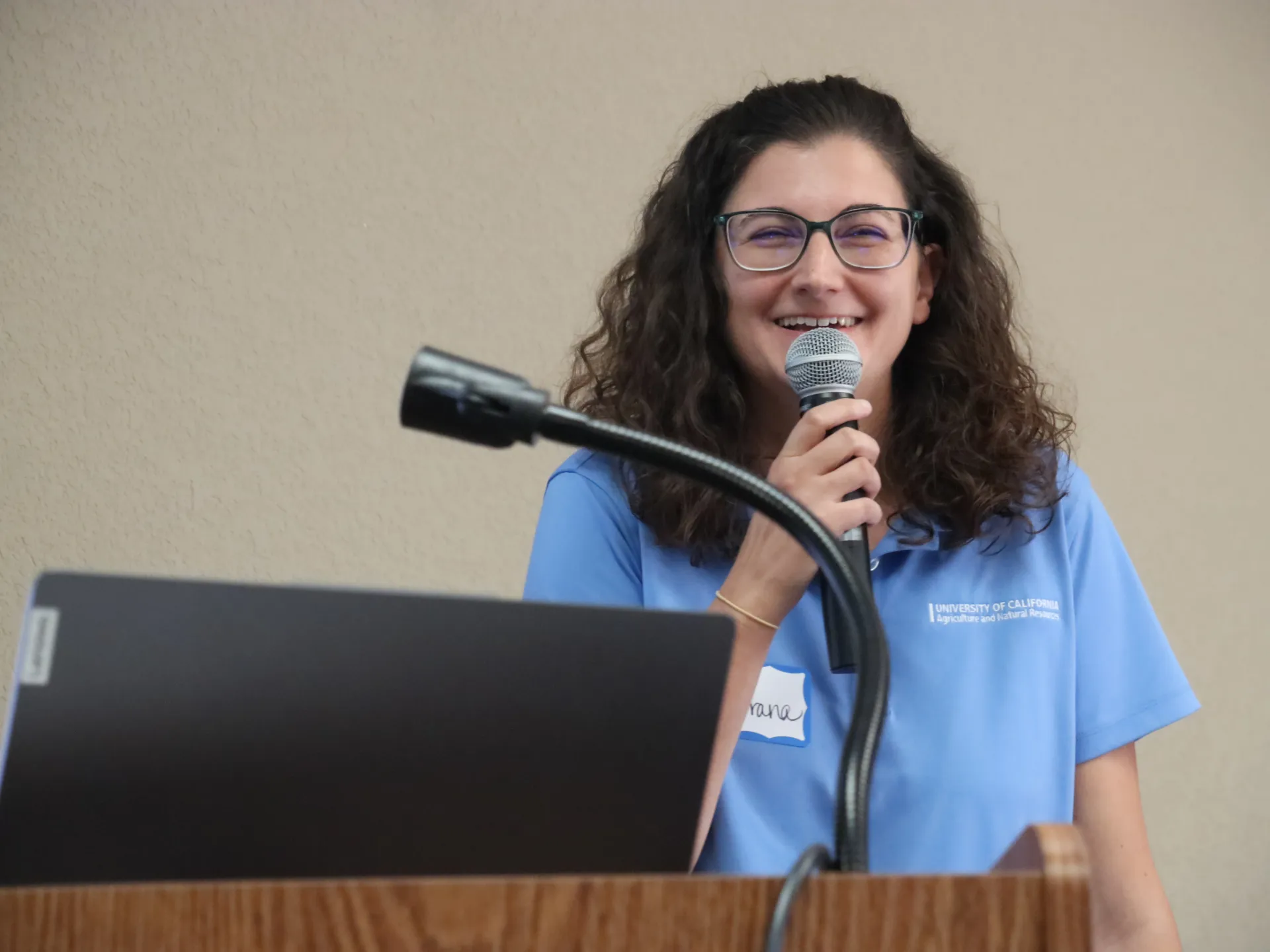 La asesora Ana Pastrana León, Ana Pastrana León, asesora de UC Cooperative Extension especializada en cultivos de viveros y floricultura