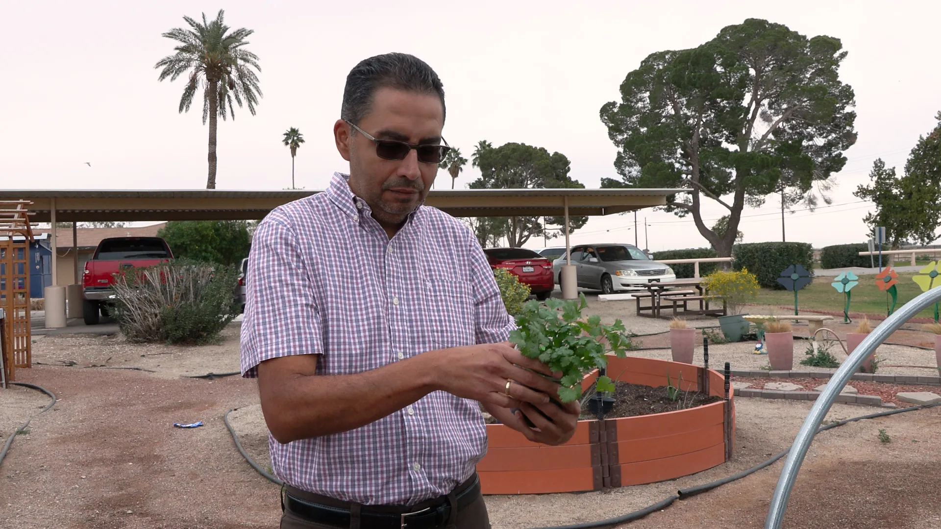 Jairo Díaz, director del Centro de Investigación y Extensión del Desierto de UC ANR, destaca el impacto de Farm Smart al conectar ciencia, agricultura y comunidad en un evento en el Valle Imperial.