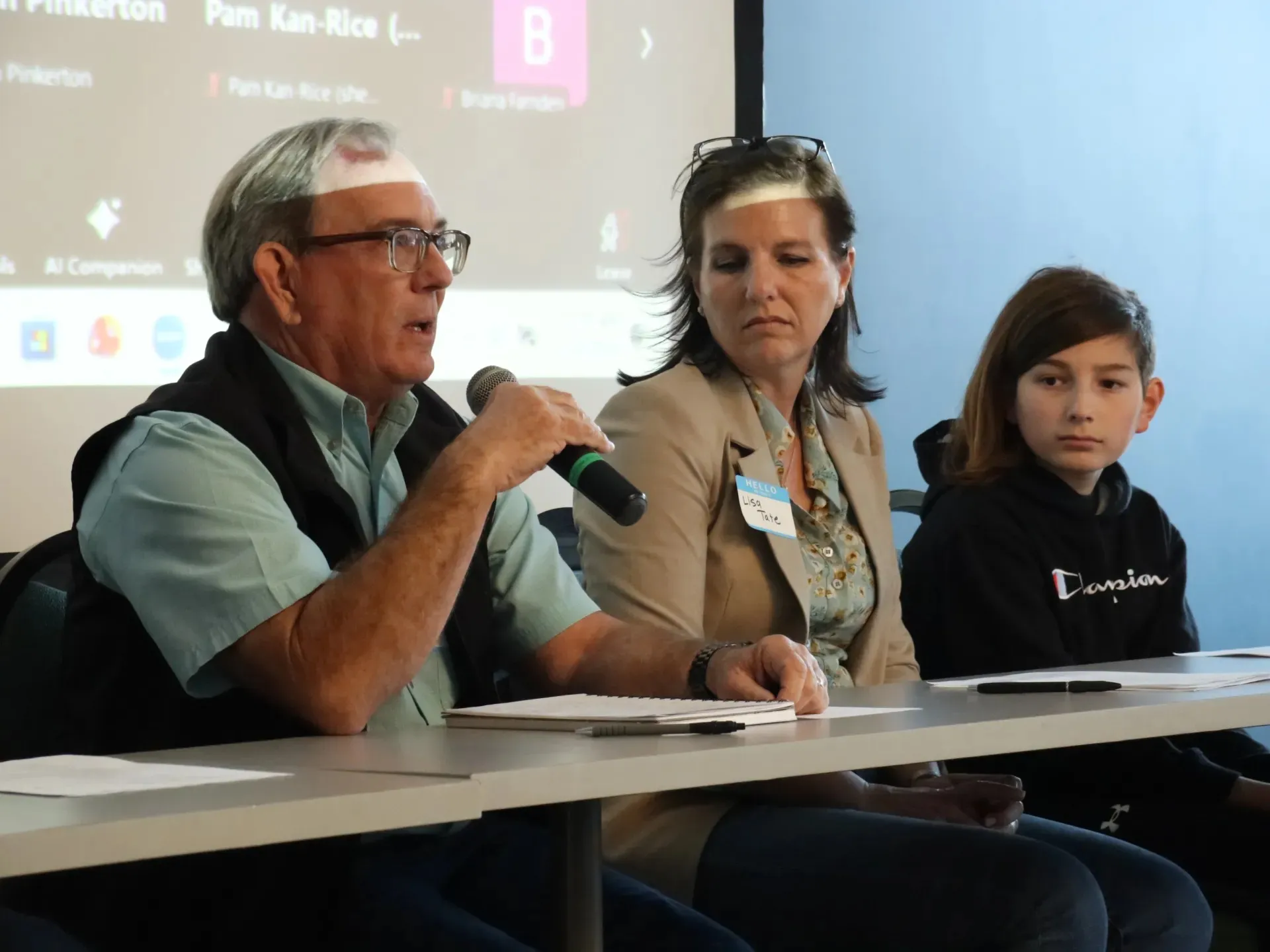 Los agricultor Derek Knobel, Lisa Tate Soury y su hijo, Tate Soury comparten sus experiencias con los asistentes.