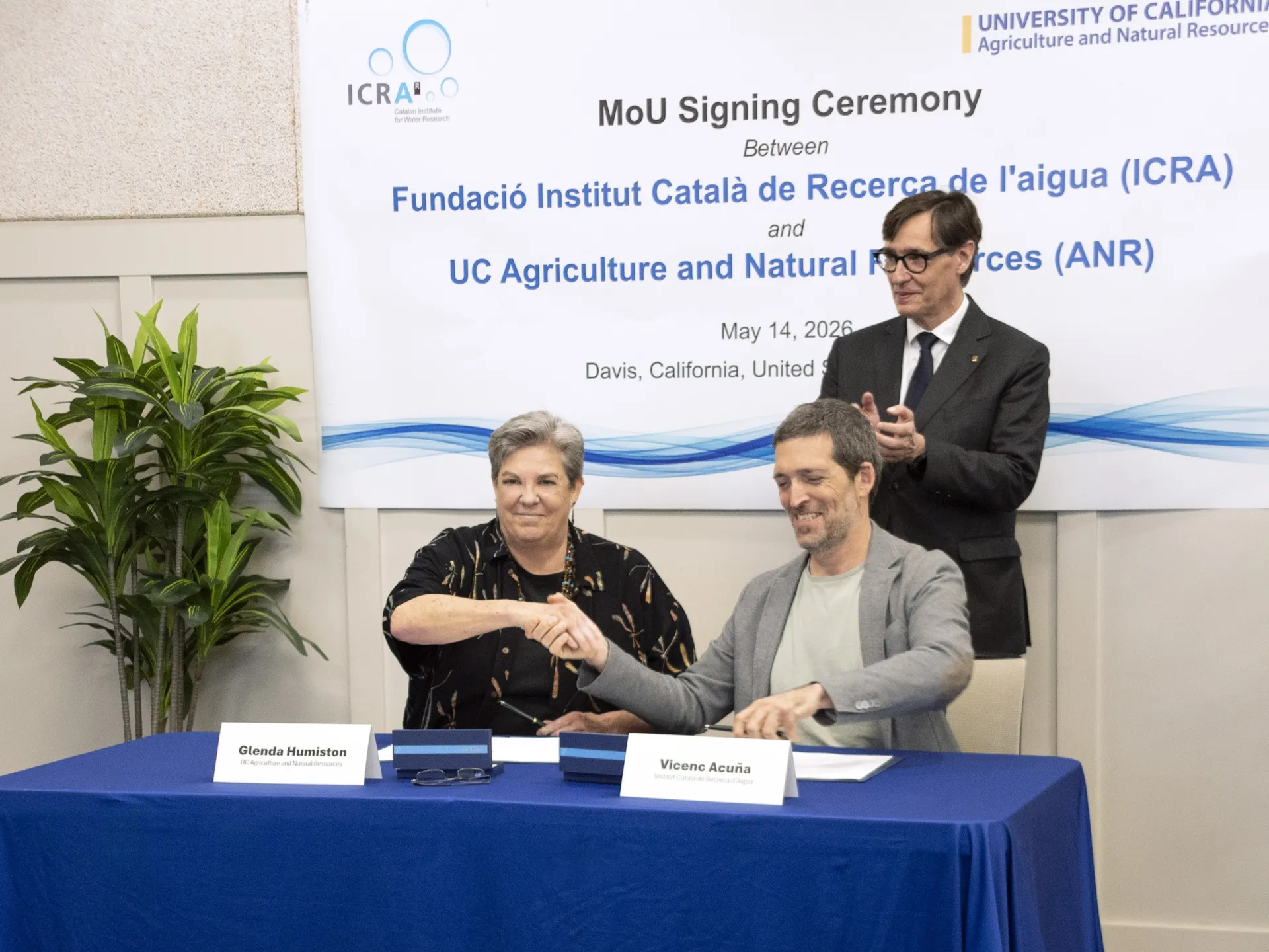 UC ANR Vice President Glenda Humiston shakes hands with ICRA Director Vicenc Acuna while Catalonian President Salvador Illa stands behind them and applauds