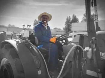 Un hombre a bordo de un tractor.