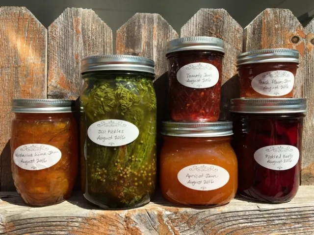 Un ejemplo de productos con etiquetas hechas a mano con la fecha y tipo de producto. (Fotografía: Missy Gable)