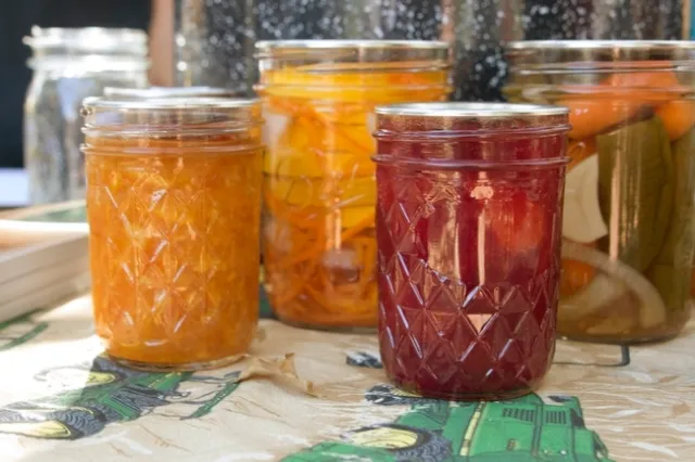 Limpie, seque y retíreles los anillos de enroscado a los frascos antes de guardarlos. (Fotografía: Programa Maestro para Conservar Alimentos de UC)