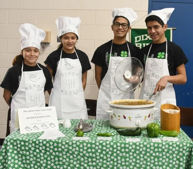 Este es el equipo campeón de chili Club 4-H Dixon Ridge, conformado por (de izquierda a derecha) los hermanos Moncerrat “Monce” Torres Cisneros, Maritzia Partida Cisneros, Rudolfo “Rudy” Radillio Cisneros y Miguel Partida Cisneros. Ellos prepararon el Chili verde y blanco 4-H. (Fotografía: Kathy Keatley Garvey)