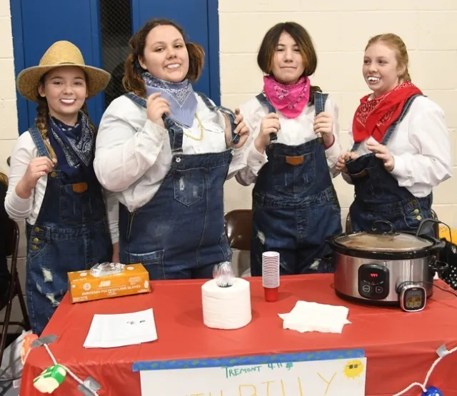 La integrantes del equipo Tremont 4-H Club, de Dixon, se vistieron como montañeses y sirvieron el Hilbilly chili durante el concurso de chili 4-H del condado de Solano. De izquierda a derecha aparecen Alaina Austin, Trinity Roach, Isabel Martínez y Sara Yates. (Fotografía: Kathy Keatley Garvey)