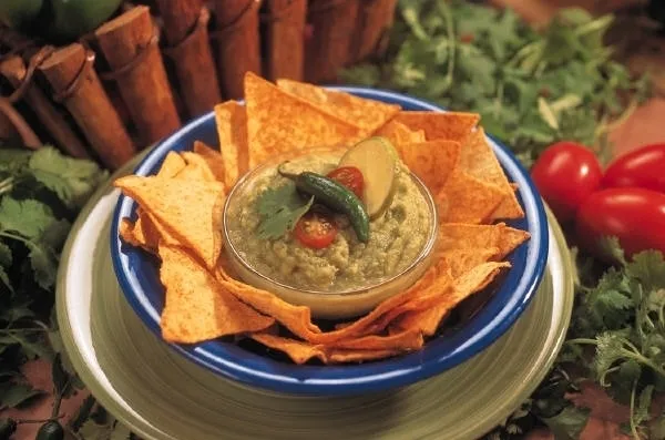 El guacamole y salsa no deben permanecer en la mesa más de dos horas.