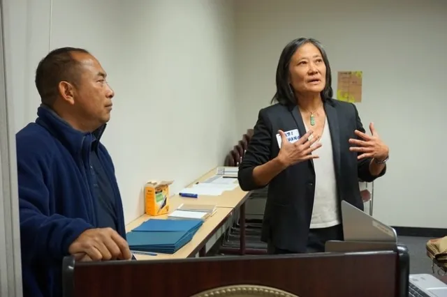 Patti Chang (derecha) de la Fundación Alimentar a los Hambrientos habla con el grupo. El asistente agrícola de UCCE, Michael Yang traduce al Hmong.