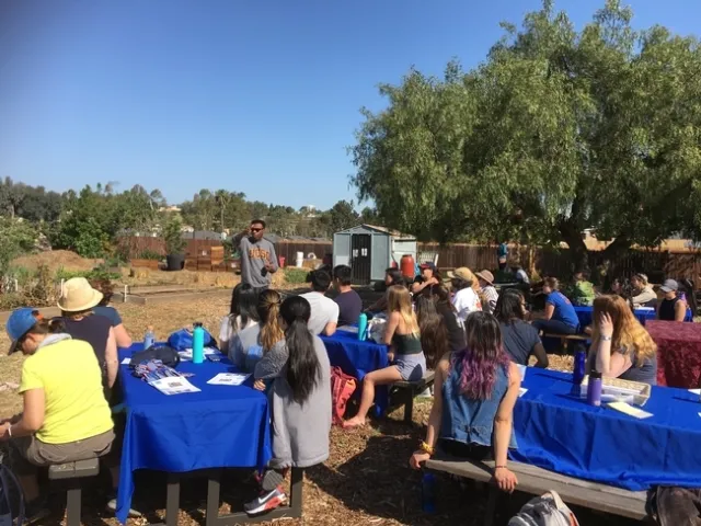 Paul Watson, presidente y CEO del Centro de Investigación Acción Global, presenta los Ocean View Growing Gardens a los miembros de la GFI. “No solo aplicamos los más recientes estudios sobre medioambiente a través de nuestra cooperación con UCSD, sino también trabajamos muy de cerca con líderes comunitarios y aprendemos cómo utilizar los alimentos como una herramienta de organización en este vecindario”, señaló Watson.