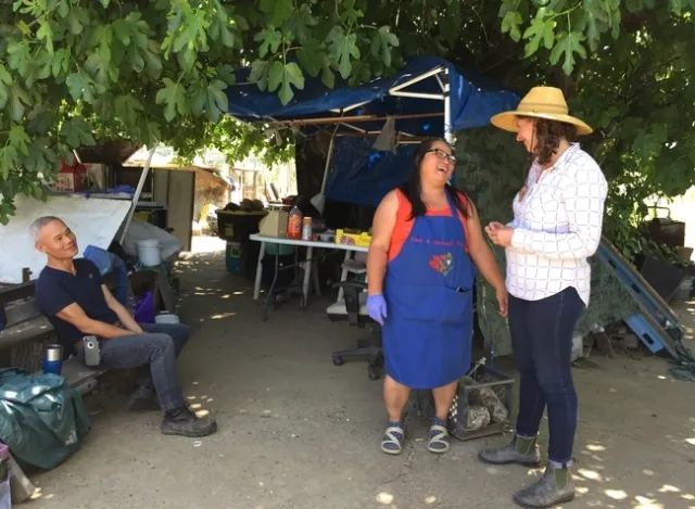Visitar las granjas Mien le facilita a Lloyd (derecha) la tarea de hacer demostraciones para los granjeros que no hablan un ingl&eacute;s fluido.