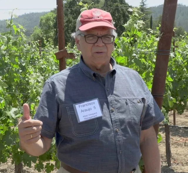 El asesor en viticultura Francisco Araujo se&ntilde;al&oacute; que la industria vitivin&iacute;cola depende de las investigaciones de UC &ldquo;Si encontramos formas de obtener una calidad m&aacute;xima junto a niveles de producci&oacute;n eso pagar&aacute; por el incremento en los costos de producci&oacute;n, es la &uacute;nica manera que podemos ser sustentables ahora y en el futuro&rdquo;.