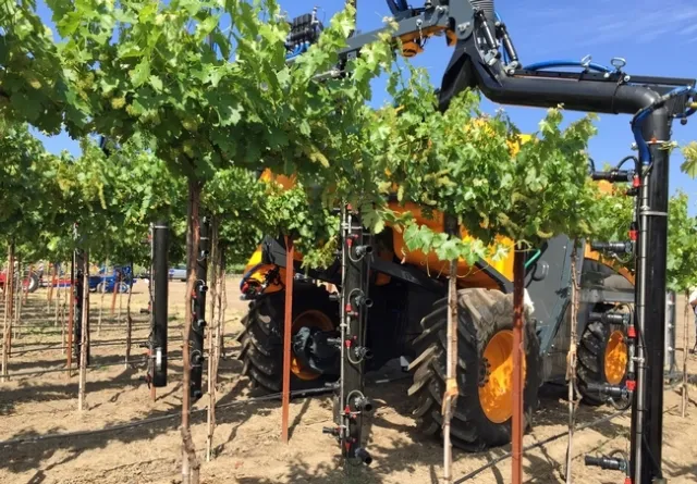 Este rociador de tres l&iacute;neas fue uno de los cuatro accesorios del tractor que fueron  mostrados.