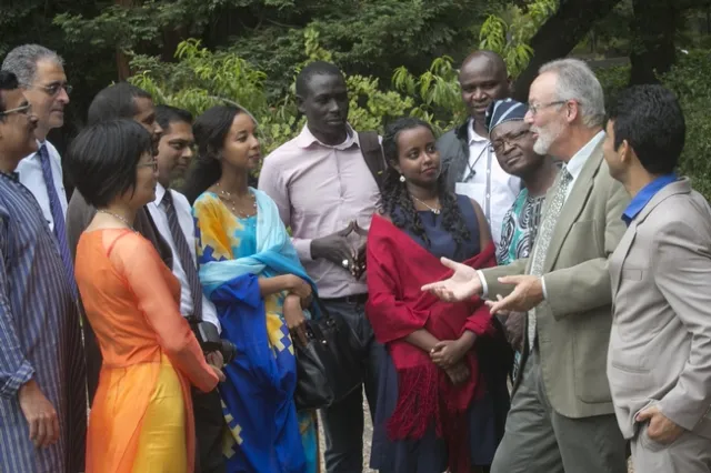 Keith Gilless talks with students in the Beahrs Environmental Leadership Program. Photo by Jim Block