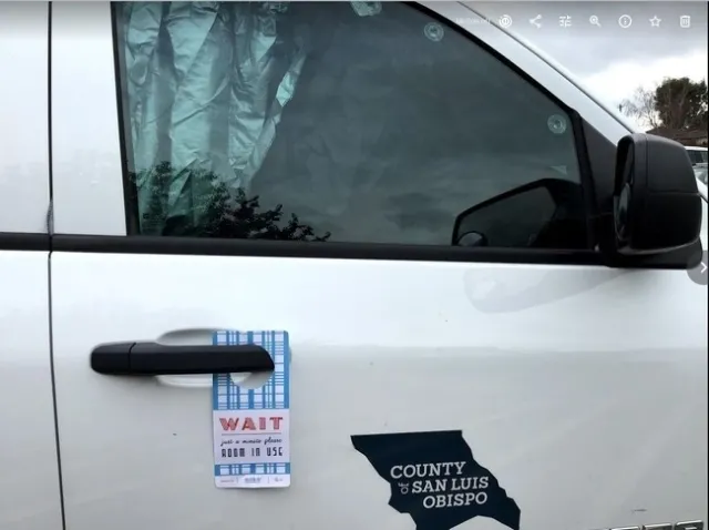 Un letrero de No molestar para la puerta del vehículo